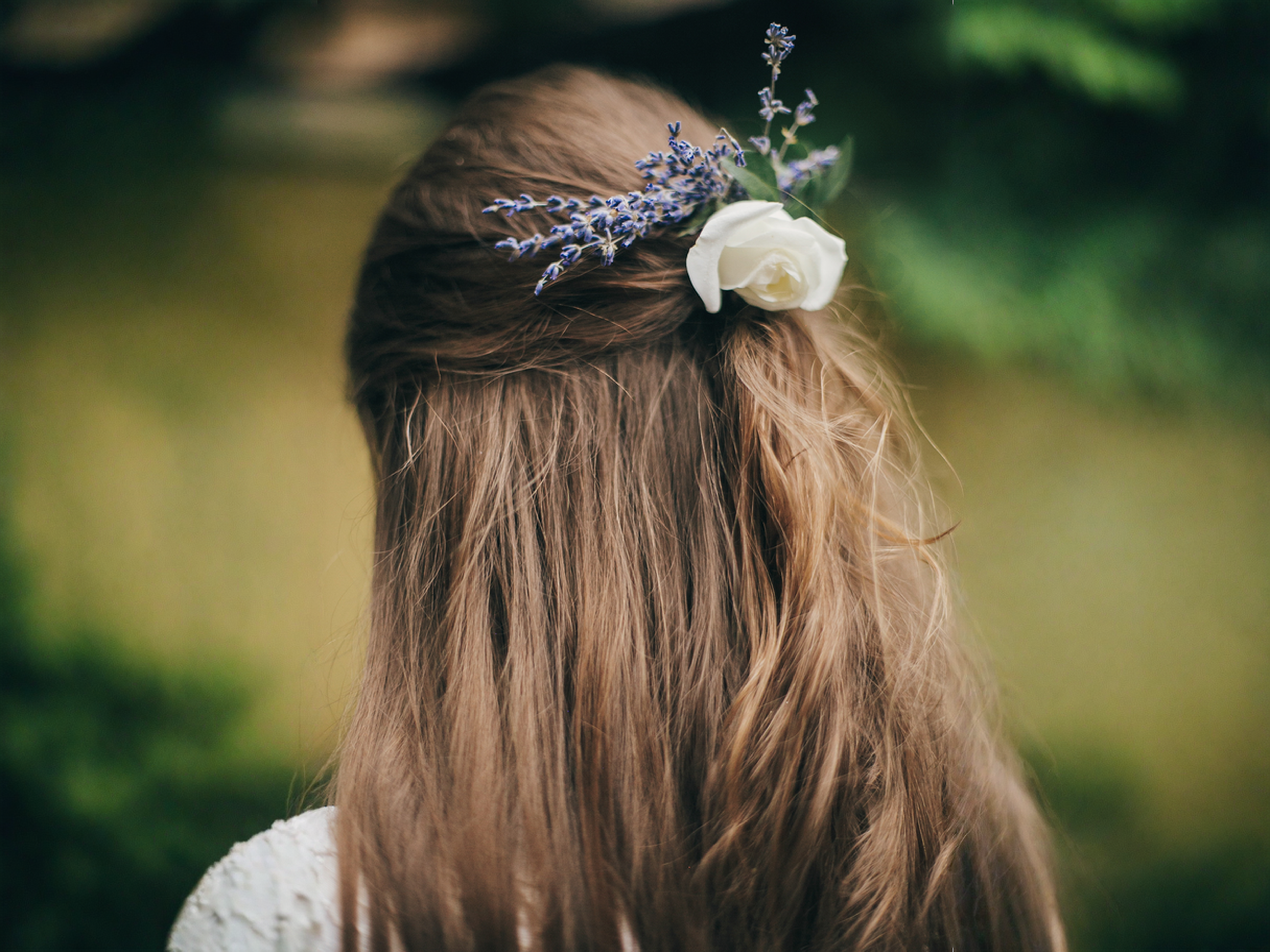 Image placeholder: a voluminous half-up hairstyle with crown lift, soft sides, and bouncy loose lengths.